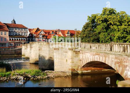 Ponte storico in Hannoversch Muenden Germania attraverso il fiume Werra Foto Stock