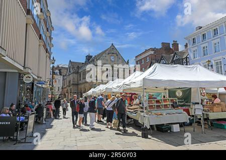 Si trova all'esterno dell'Old Market Hall e del mercato all'aperto in Market Square e Shrewsbury Square nel centro della città, Shrewsbury, Shropshire, Inghilterra, Regno Unito Foto Stock