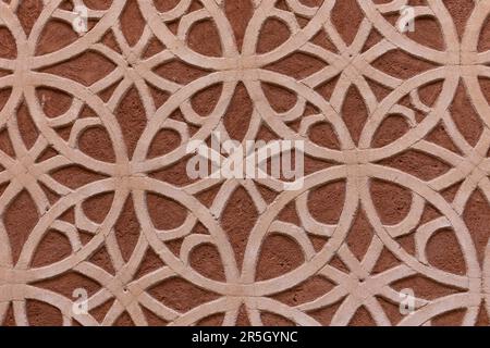 Facciata in pietra, stile moresco e islamico, con forme geometriche, linee, cerchi e motivi floreali su un edificio a Segovia, Spagna. Foto Stock