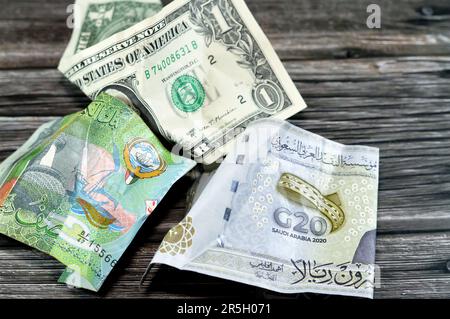 Corrugato, sbriciolato Arabia Saudita, Kuwaiti mezzo dinaro denaro 20 SAR venti riyals, 1 un dollaro americano in contanti, inflazione di denaro e perdere valore, goccia con Foto Stock