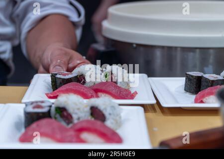 il sushi mette in mostra l'arte culinaria, con chef esperti che creano meticolosamente ogni pezzo Foto Stock