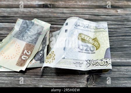 Crumpled egiziano 20LE venti sterline e Arabia Saudita denaro di 20 SAR venti riyals con vertice G20, increspato banconote in contanti, Saudita ed egiziano m Foto Stock