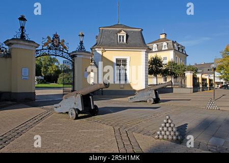 Cancello d'ingresso con cannone, Neuwied Castello, Neuwied, Renania-Palatinato, Portale, Germania Foto Stock