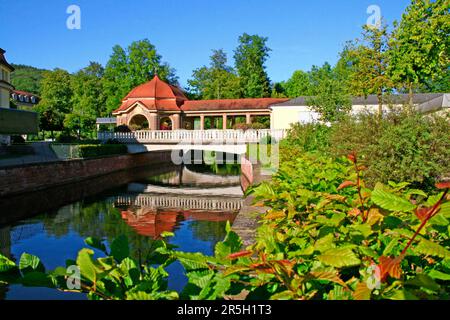 Parco termale, fiume Sinn, padiglione, passerelle coperte, città termale, Bad Brueckenau, Baviera, Germania Foto Stock