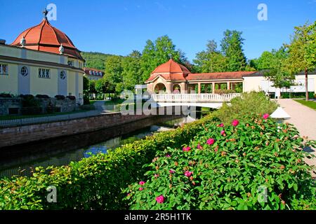 Parco termale, fiume Sinn, padiglione, passerelle coperte, città termale, Bad Brueckenau, Baviera, Germania Foto Stock