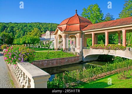 Parco termale, fiume Sinn, padiglione, passerelle coperte, città termale, Bad Brueckenau, Baviera, Germania Foto Stock