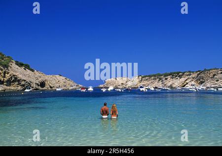 Coppia a Cala moli, Ibiza, Isole Baleari, Spagna Foto Stock