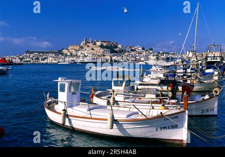 Barche da pesca nel porto della città di Ibiza, Ibiza, Isole Baleari, Spagna Foto Stock