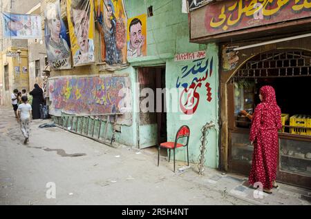 Street scene con negozio di artisti nel centro storico del cairo egitto Foto Stock