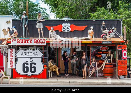 SELIGMAN, ARIZONA/USA - LUGLIO 31 : Old store a Seligman Arizona il 31 Luglio 2011. Due persone non identificate Foto Stock