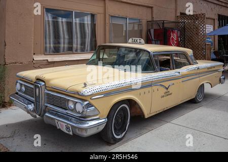 SELIGMAN, ARIZONA, Stati Uniti d'America - LUGLIO 31 : Old Yellow taxi parcheggiato a Seligman Arizona Stati Uniti d'America il 31 luglio 2011 Foto Stock