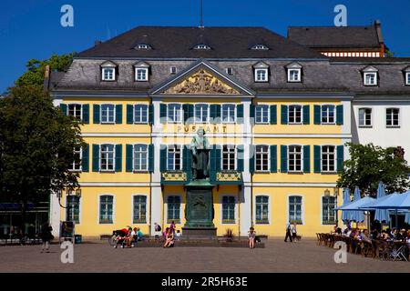 Ufficio postale, ex FUERSTENBERG Palais, Monumento di Beethoven, Muensterplatz, Bonn, Renania settentrionale, Renania settentrionale-Vestfalia, Germania Foto Stock