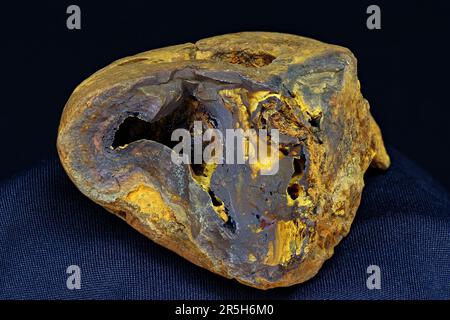 Campione di limonite (minerale di ferro) su sfondo scuro Foto Stock