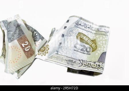 Crumpled egiziano 20LE venti sterline e Arabia Saudita denaro di 20 SAR venti riyals con vertice G20, increspato banconote in contanti, Saudita ed egiziano m Foto Stock