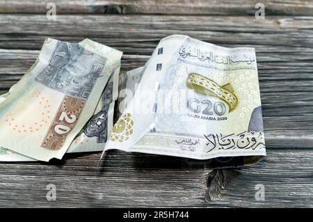 Crumpled egiziano 20LE venti sterline e Arabia Saudita denaro di 20 SAR venti riyals con vertice G20, increspato banconote in contanti, Saudita ed egiziano m Foto Stock