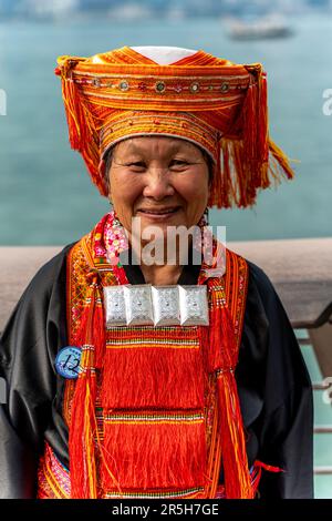 Un visitatore nazionale cinese in costume tradizionale posa per Una foto sulla Avenue of Stars, Hong Kong, Cina. Foto Stock