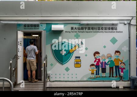 Un Centro di vaccinazione al Tempio di Wong Tai Sin, Hong Kong, Cina. Foto Stock