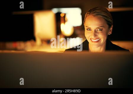 Faccio il miglio supplementare per i miei clienti. una donna d'affari matura che lavora tardi in ufficio. Foto Stock