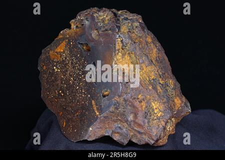 Campione di minerale di ferro (ematite con limonite) con taglio lucidato su fondo scuro. Deposito Russia Foto Stock