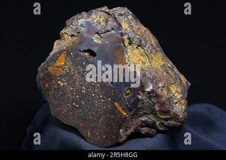 Primo piano del minerale di ferro marrone, campione di ematite con limonite (minerale di ferro). Deposito Russia Foto Stock