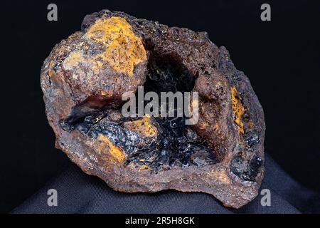 Goethite geode in limonite su sfondo scuro. Deposito Russia Foto Stock