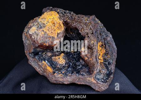 Goethite geode (idrogoethite) in limonite su sfondo nero, minerale di ferro. Deposito Russia Foto Stock