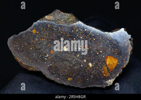 Piccolo campione di ematite (minerale di ferro) con taglio lucido su fondo nero. Deposito Russia Foto Stock