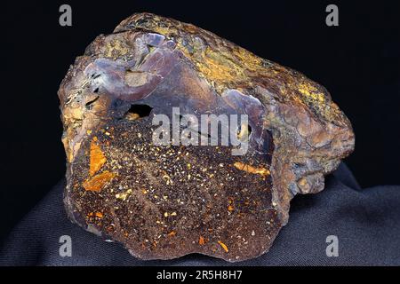 Primo piano del minerale di ferro marrone, campione di minerale di ferro (ematite con limonite). Deposito Russia Foto Stock