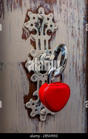 Blocco cuore rosso su scheletro chiave su serratura porta ancora vita Foto Stock