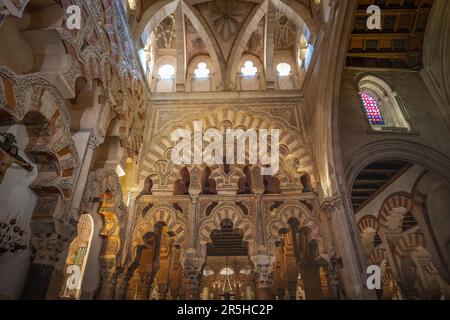 Archi interlacciati nella Cappella di Villaviciosa alla Moschea-Cattedrale di Cordova interno - Cordova, Andalusia, Spagna Foto Stock