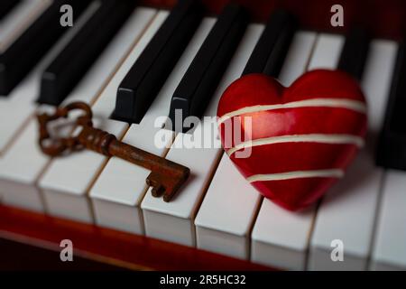 Cuore rosso e tasto Skeleton su piano Keys Foto Stock