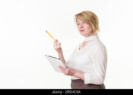 Ritratto di ragioniere maturo guardando via, tenendo appunti con documenti e matita. Dipendente di medie età con esperienza. Spazio di copia Foto Stock