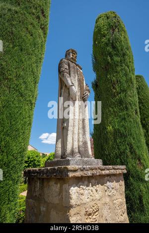 Statua del re al Paseo de los Reyes (Promenade of Kings) in Alcazar de los Reyes Cristianos Giardini - Cordoba, Andalusia, Spagna Foto Stock