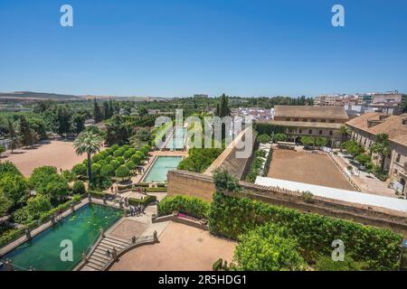 Veduta aerea dell'Alcazar de los Reyes Cristianos con giardini e scuderie reali - Cordoba, Andalusia, Spagna Foto Stock