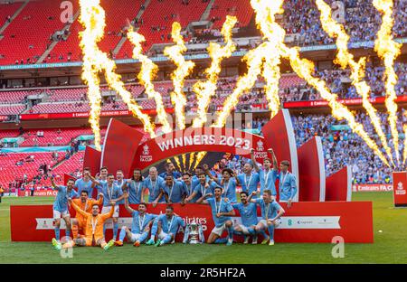 Londra, Regno Unito. 4th giugno, 2023. I giocatori di Manchester City festeggiano dopo la partita finale della fa Cup tra Manchester City e Manchester United a Londra, in Gran Bretagna, il prossimo giugno. 3, 2023. Man City ha vinto 2-1. Credit: Notizie dal vivo su Xinhua/Alamy Foto Stock