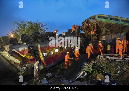 Odisha, India. 03rd giugno, 2023. (230604) -- BALASORE, 4 giugno 2023 (Xinhua) -- i soccorritori lavorano sul sito di una collisione ferroviaria nel distretto di Balasore, nello stato indiano orientale di Odisha, 3 giugno 2023. Il bilancio delle vittime della collisione di due treni passeggeri nello stato indiano orientale di Odisha è salito a 288 con altri 803 feriti il sabato, secondo i funzionari. Credit: Notizie dal vivo su Xinhua/Alamy Foto Stock