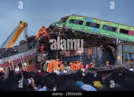 Odisha, India. 03rd giugno, 2023. (230604) -- BALASORE, 4 giugno 2023 (Xinhua) -- i soccorritori lavorano sul sito di una collisione ferroviaria nel distretto di Balasore, nello stato indiano orientale di Odisha, 3 giugno 2023. Il bilancio delle vittime della collisione di due treni passeggeri nello stato indiano orientale di Odisha è salito a 288 con altri 803 feriti il sabato, secondo i funzionari. Credit: Notizie dal vivo su Xinhua/Alamy Foto Stock