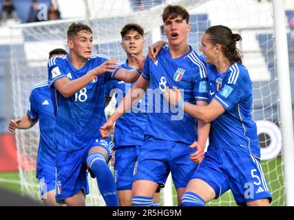 (230604) -- SAN JUAN, 4 giugno 2023 (Xinhua) -- Cesare Casadei (2nd R) d'Italia celebra il suo obiettivo durante la partita di finale di Coppa del mondo FIFA U20 tra Italia e Colombia a San Juan, Argentina, 3 giugno 2023. (TELAM/Handout via Xinhua) Foto Stock