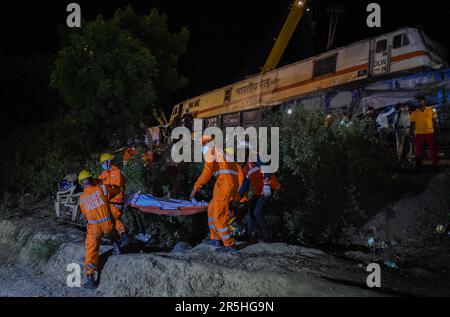 Odisha, India. 03rd giugno, 2023. (230604) -- BALASORE, 4 giugno 2023 (Xinhua) -- i soccorritori lavorano sul sito di una collisione ferroviaria nel distretto di Balasore, nello stato indiano orientale di Odisha, 3 giugno 2023. Il bilancio delle vittime della collisione di due treni passeggeri nello stato indiano orientale di Odisha è salito a 288 con altri 803 feriti il sabato, secondo i funzionari. Credit: Notizie dal vivo su Xinhua/Alamy Foto Stock