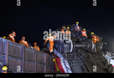 Odisha, India. 03rd giugno, 2023. (230604) -- BALASORE, 4 giugno 2023 (Xinhua) -- i soccorritori lavorano sul sito di una collisione ferroviaria nel distretto di Balasore, nello stato indiano orientale di Odisha, 3 giugno 2023. Il bilancio delle vittime della collisione di due treni passeggeri nello stato indiano orientale di Odisha è salito a 288 con altri 803 feriti il sabato, secondo i funzionari. Credit: Notizie dal vivo su Xinhua/Alamy Foto Stock