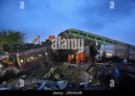 Odisha, India. 03rd giugno, 2023. (230604) -- BALASORE, 4 giugno 2023 (Xinhua) -- i soccorritori lavorano sul sito di una collisione ferroviaria nel distretto di Balasore, nello stato indiano orientale di Odisha, 3 giugno 2023. Il bilancio delle vittime della collisione di due treni passeggeri nello stato indiano orientale di Odisha è salito a 288 con altri 803 feriti il sabato, secondo i funzionari. Credit: Notizie dal vivo su Xinhua/Alamy Foto Stock