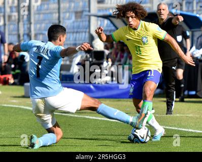 (230604) -- SAN JUAN, 4 giugno 2023 (Xinhua) -- Anan Khalaili (L) di Israele vies con Guilherme Biro del Brasile durante la partita finale della Coppa del mondo FIFA U20 tra Israele e Brasile a San Juan, Argentina, 3 giugno 2023. (TELAM/Handout via Xinhua) Foto Stock