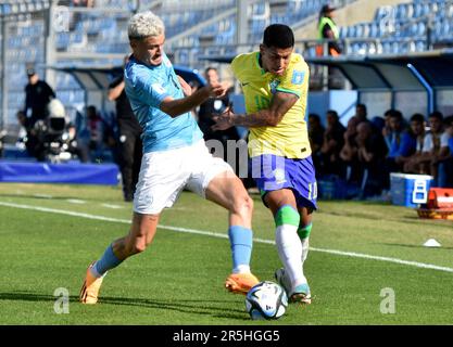 (230604) -- SAN JUAN, 4 giugno 2023 (Xinhua) -- lo Stav Lemkin (L) di Israele vies con Matheus Martins del Brasile durante la partita di finale della Coppa del mondo FIFA U20 tra Israele e Brasile a San Juan, Argentina, 3 giugno 2023. (TELAM/Handout via Xinhua) Foto Stock