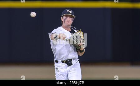 2 giugno 2023: Justin Johnson junior della Wake Forest University (6) getta al primo per fare fuori. Wake Forest vince 12 - 0 contro George Mason. Torneo regionale NCAA - partita di baseball tra George Mason e la Wake Forest University al David F. Couch Ballpark, Winston Salem. Carolina del Nord. David Beach/CSM Foto Stock