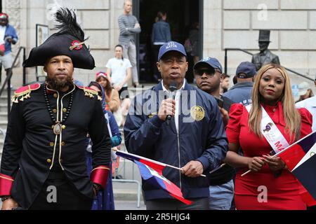 New York City. 3rd giugno, 2023. Central Park West, New York, USA, 03 giugno 2023 - il sindaco Eric Adams consegna commenti, presenta proclami e Marche nella parata inaugurale del patrimonio haitiano, sabato 3 giugno 2023 a New York City. Credit: Luiz Rampelotto/EuropaNewswire/dpa/Alamy Live News Foto Stock