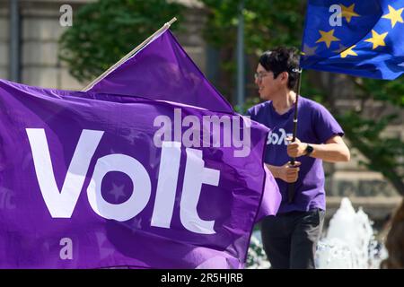 Bucarest, Romania. 3rd giugno 2023: I cittadini detengono bandiere UE e Volt quando partecipano alla marcia "unità europea ora: La Romania a Schengen!” Dove diverse centinaia di persone, la maggior parte delle quali, circa 400, cittadini europei provenienti dall'estero, hanno chiesto l'adesione di Romania e Bulgaria a Schengen. la marcia è organizzata dal pragmatico e progressista partito politico paneuropeo Volt Europa e Volt Romania, su un percorso di un chilometro e mezzo che parte dal centro di Bucarest e termina al Palazzo Vittoria, sede del governo rumeno. Credit: Lucian Alecu/Alamy Live News Foto Stock