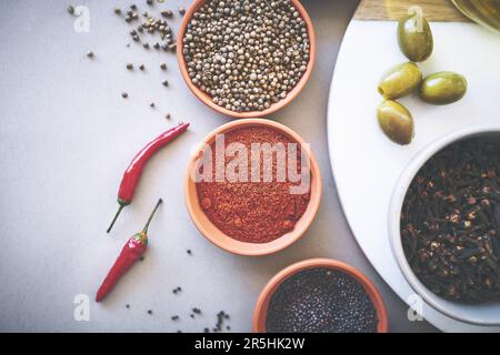 Essi mettono in fuori sapori complessi e ricchi dal cibo stesso. un assortimento di spezie. Foto Stock