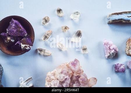 Chi ha bisogno dei diamanti quando avete questi. Inquadratura ad angolo alto di un tavolo riempito con diversi tipi di cristalli all'interno durante il giorno. Foto Stock
