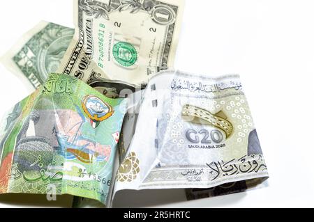 Corrugato, sbriciolato Arabia Saudita, Kuwaiti mezzo dinaro denaro 20 SAR venti riyals, 1 un dollaro americano in contanti, inflazione di denaro e perdere valore, goccia con Foto Stock