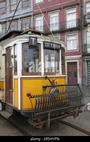 Un vecchio tram a Porto Portogallo. Questi tram fanno parte della rete di trasporti e sono molto popolari tra turisti e locali Foto Stock